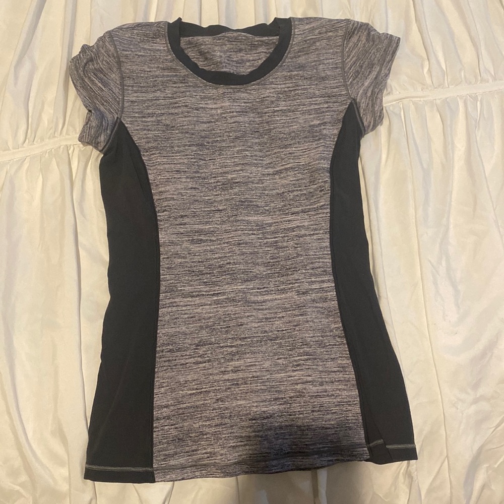 Lululemon athletic shirt! Size 2, but has no tag! Short sleeves shirt!